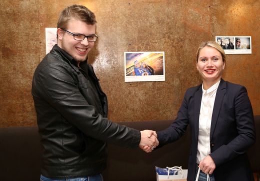 FOTO: Atzīmējot mobilā telefona fotokameras 15 gadus, Samsung atklāj pirmo selfiju izstādi