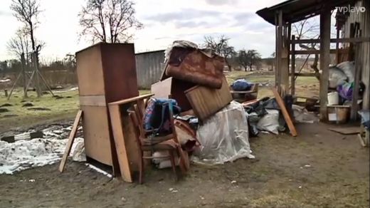 VIDEO: Necilvēcīgi! Līgatnē 70 gadus vecu sievieti izliek no mājām. Sieviete dzīvo baisos apstākļos