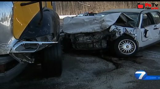 VIDEO: Meitene izdzīvo pēc 8 metru lidojuma no sasistas mašīnas