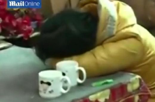 VIDEO: Sieviete krāsnī nejauši sadedzina 28 000 eiro!