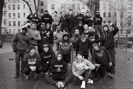 FOTO/VIDEO: Latvietis izveido dokumentālu filmu par ielu vingrošanas kustību un vēsturi Ņurjorkā