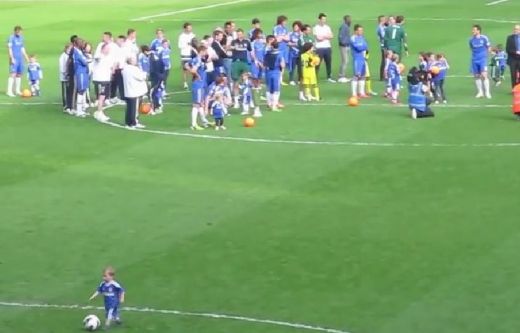 VIDEO: Kādēļ šim mazulim uzgavilēja viss stadions?