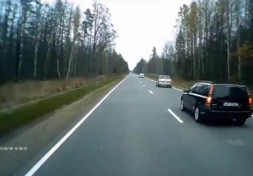 VIDEO: Vismaz kāda taisnība pasaulē! Ceļu policistus soda par pašu izraisītu pārkāpumu!