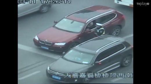 VIDEO: Vājprāts! Neapmierināts BMW vadītājs nogalina ceļu satiksmes regulētāju!