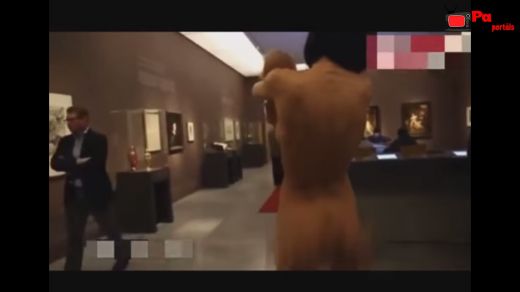 VIDEO: Sieviete šokēja visus, muzejā ierodoties pilnīgi kaila un ar mazuli!