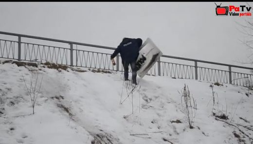 VIDEO: Policijas forma, aliņš pie rokas un vanna zem pakaļas - jautrība garantēta