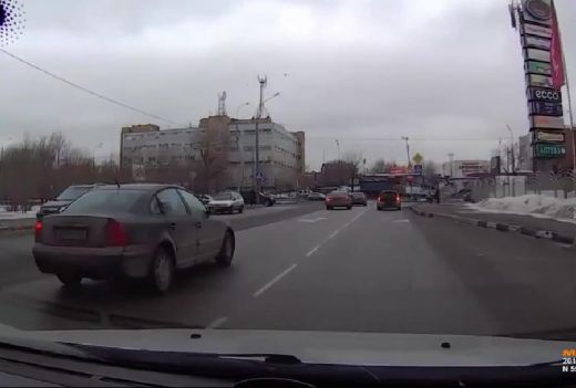 VIDEO: Super! Cik daudz šoferu Tu zini, kuri šādi rīkotos?