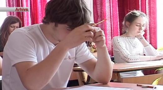 VIDEO: Tikai pie mums! Skolēniem būs vēlreiz jākārto angļu valodas eksāmens!