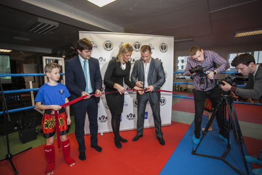 Latvijas stiprākie vīri un prominences Rīgā atklāj jaunu daudzfunkcionālu cīņas sporta zāli
