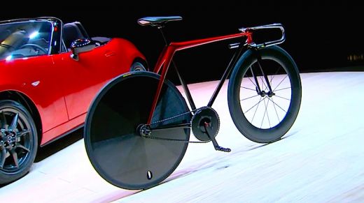 Mazda Milānas dizaina nedēļai rada  īpašas formas velosipēdu un dīvānu