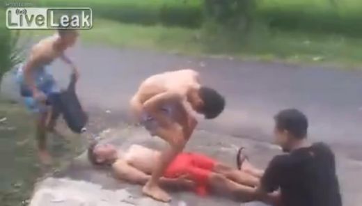 VIDEO: Smieklīgi! Singapūras jauniešu vājprātīgie joki