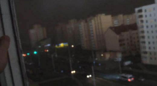 VIDEO: Šaušalīga vētra Baltkrievijā - pilsētā valda piķa melna tumsa