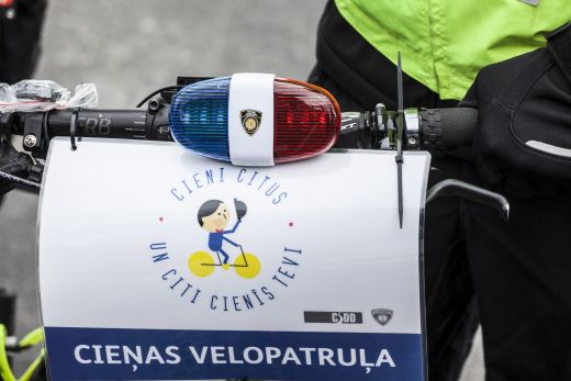 FOTO: Pirmās „Cieņas velopatruļas” dienā velobraucēji galvenokārt neievēro luksoforu signālus