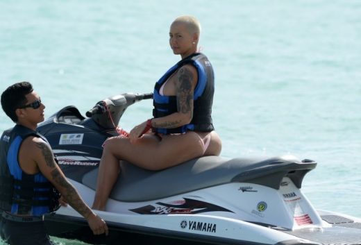 Ekstravagantā modele Ambera Roza pludmalē kārdina kungus ar rozā bikini