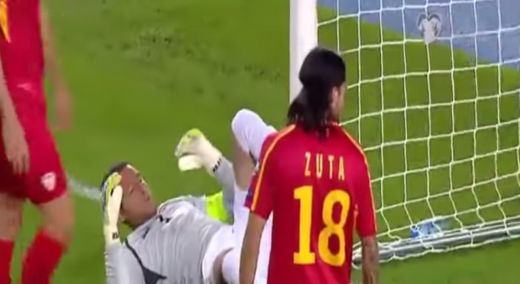 VIDEO: Ļoti kuriozs vārtu guvums futbola spēlē