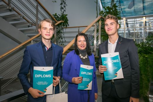 Rīgas Franču liceja un Rīgas Valsts 1.ģimnāzijas apvienotajai komandai pirmā vieta 