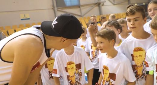 Video: kā jaunieši no 55 Latvijas basketbola skolām tikās ar Kristapu Porziņģi