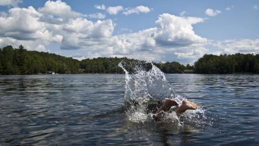 Ik vasaru ūdenstilpnēs un uz ceļiem bojā iet vienlīdz liels skaits Latvijas iedzīvotāju