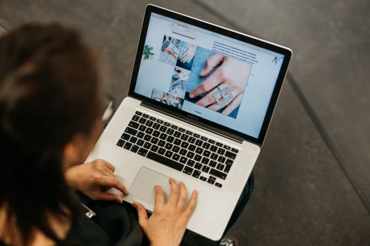 Lai plašajā piedāvājumu klāstā nereibtu galva – padomi, iepērkoties internetā