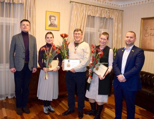 Pasniedz apbalvojumus par ieguldījumu viroterapijas attīstībā
