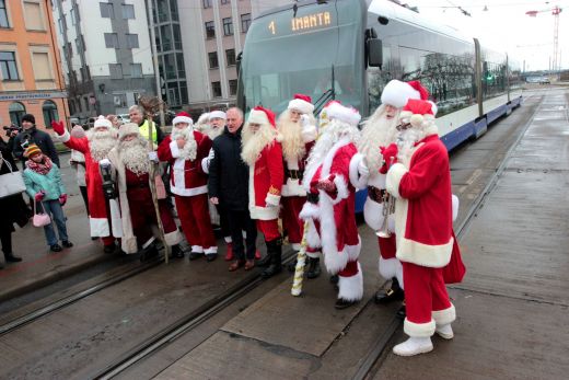 Par mierpilniem svētkiem! Baltijas Ziemassvētku vecīši spilgtā zibakcijā Rīgā apstādina tramvajus 