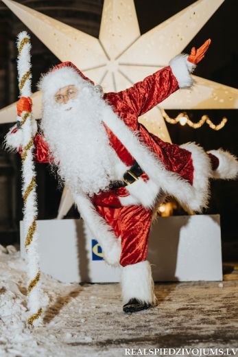 FOTO: Svētku mirkļu burvībā Ziemassvētku vecītis Sandijs Krastiņš apņēmis 20 gadus jaunāku sievu