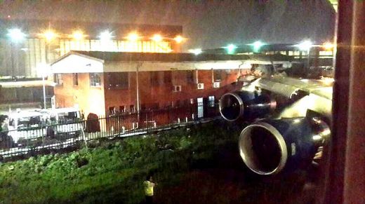 British Airways lidmašīna ar 202 cilvēkiem ietriecas biroju ēkā
