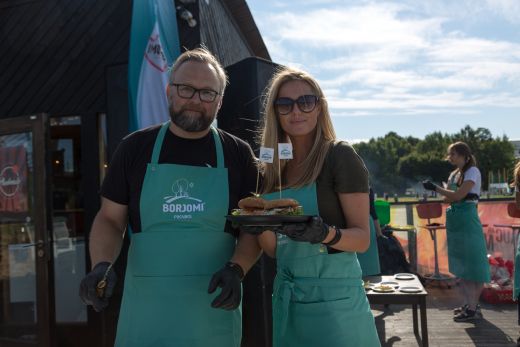 Armands Simsons, Jana Duļevska un brāļi Šici ieved jaunas garšas savās burgeru receptēs